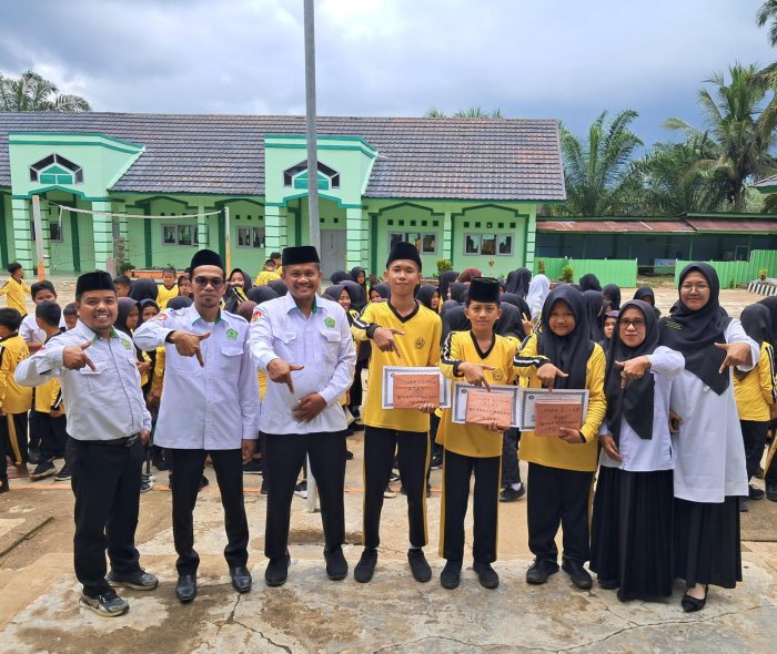 Kepala MTsN 7 Bungo Umumkan Peraih Nilai Tertinggi ASAS Ganjil TP 2025/2026 Berbasis Android