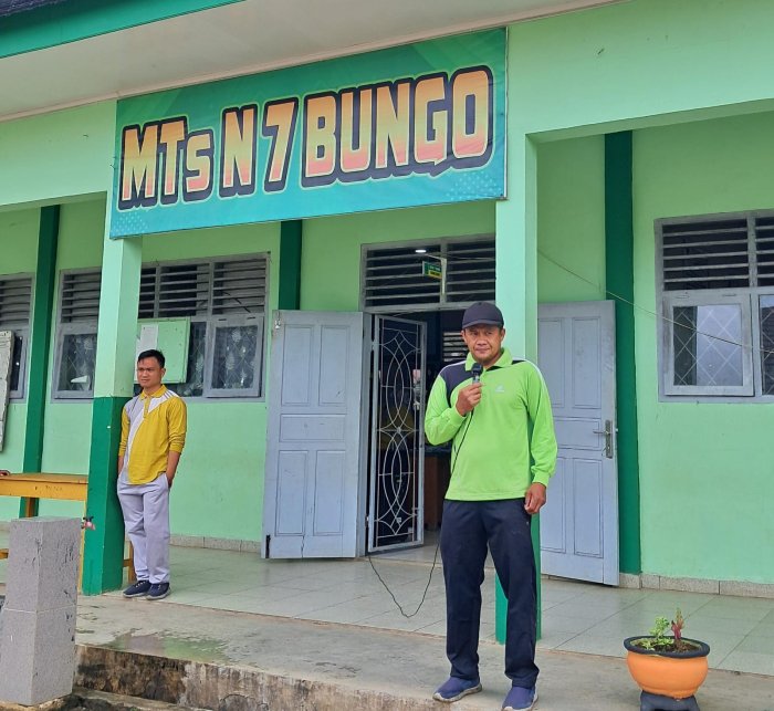 Kepala MTsN 7 Bungo Sampaikan Amanat Usai SKJ, Tekankan Disiplin Shalat Berjamaah dan Persiapan ASAS Ganjil