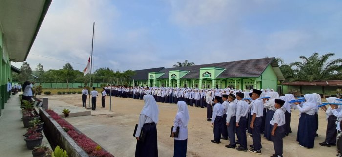 Ibu Widyawati Ajak Siswa MTsN 7 Bungo Tanamkan Nilai Disiplin dan Nasionalisme Lewat Upacara Bendera