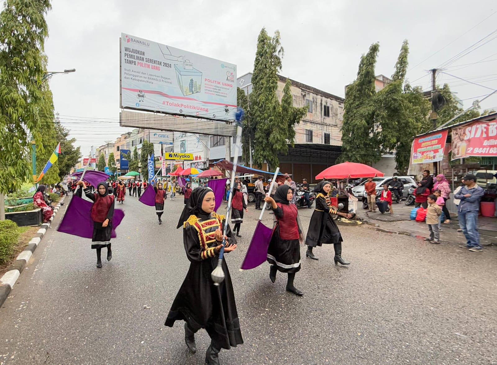 MTsN 7 Bungo Tampil Semangat dalam Parade Pembangunan Kabupaten Bungo