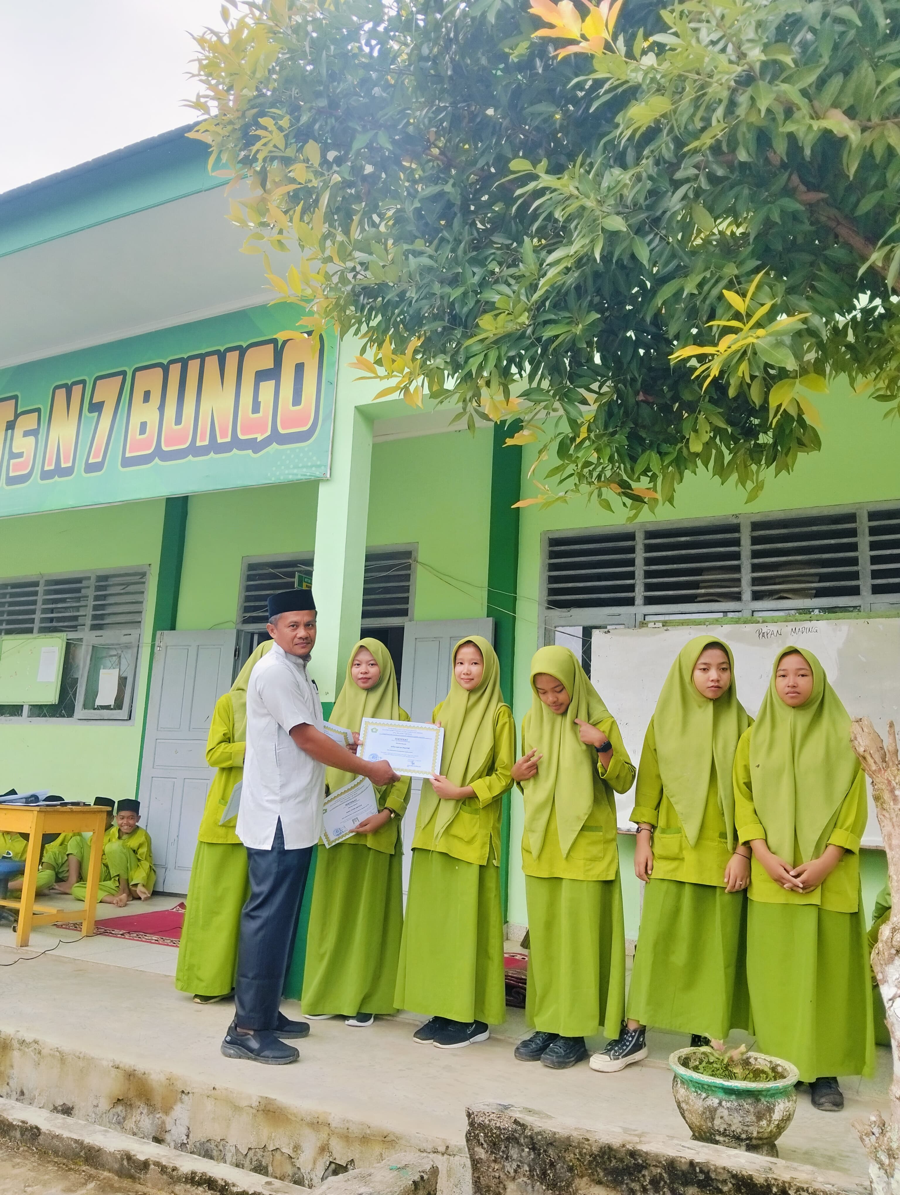 Kepala MTs Negeri 7 Bungo Berikan Penghargaan kepada Siswa Kelas IX Penghafal Juz 30