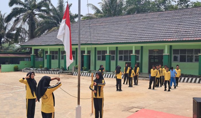 Matangkan Kesiapan Petugas, Siswa Kelas VIII C MTsN 7 Bungo Gelar Latihan Upacara