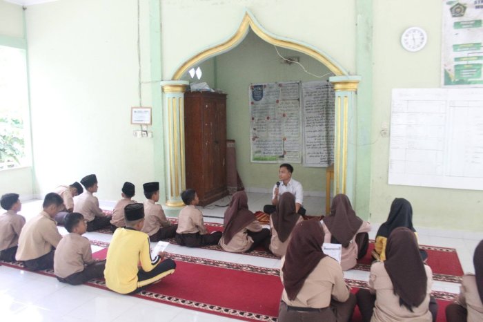 Pembinaan Tilawah Al-Quran Asah Kemampuan Seni Baca Al-Quran Peserta Didik MTsN 7 Bungo Pembinaan Tilawah Al-Quran Asah Kemampuan Seni Baca Al-Quran Peserta Didik MTsN 7 Bungo