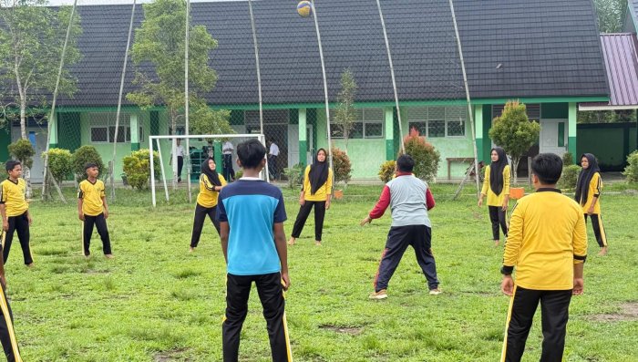 Permainan Bola Besar Bola Voli: Siswa Antusias Ikuti Pembelajaran Dasar PJOK di MTsN 7 Bungo
