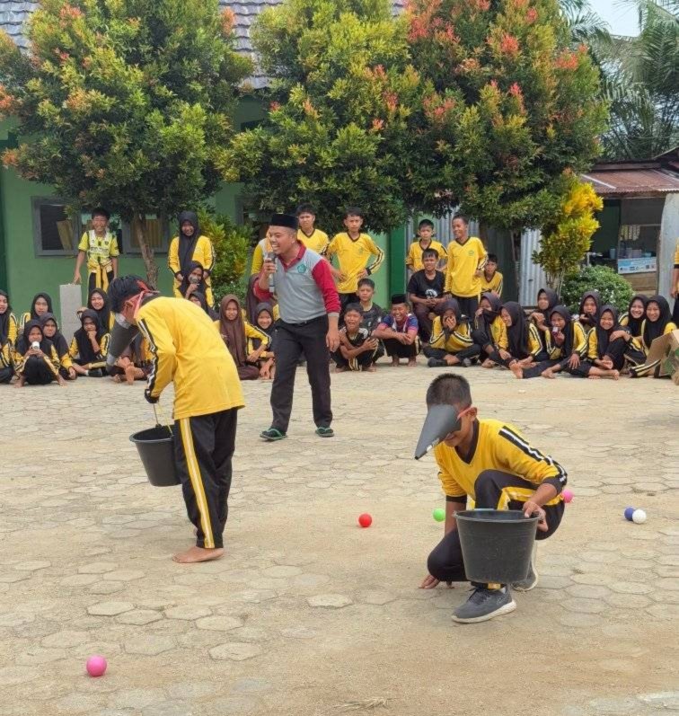 Seru! Lomba Mencari Bola dengan Mata Karton Meriahkan Perayaan HUT ke-80 RI di MTsN 7 Bungo
