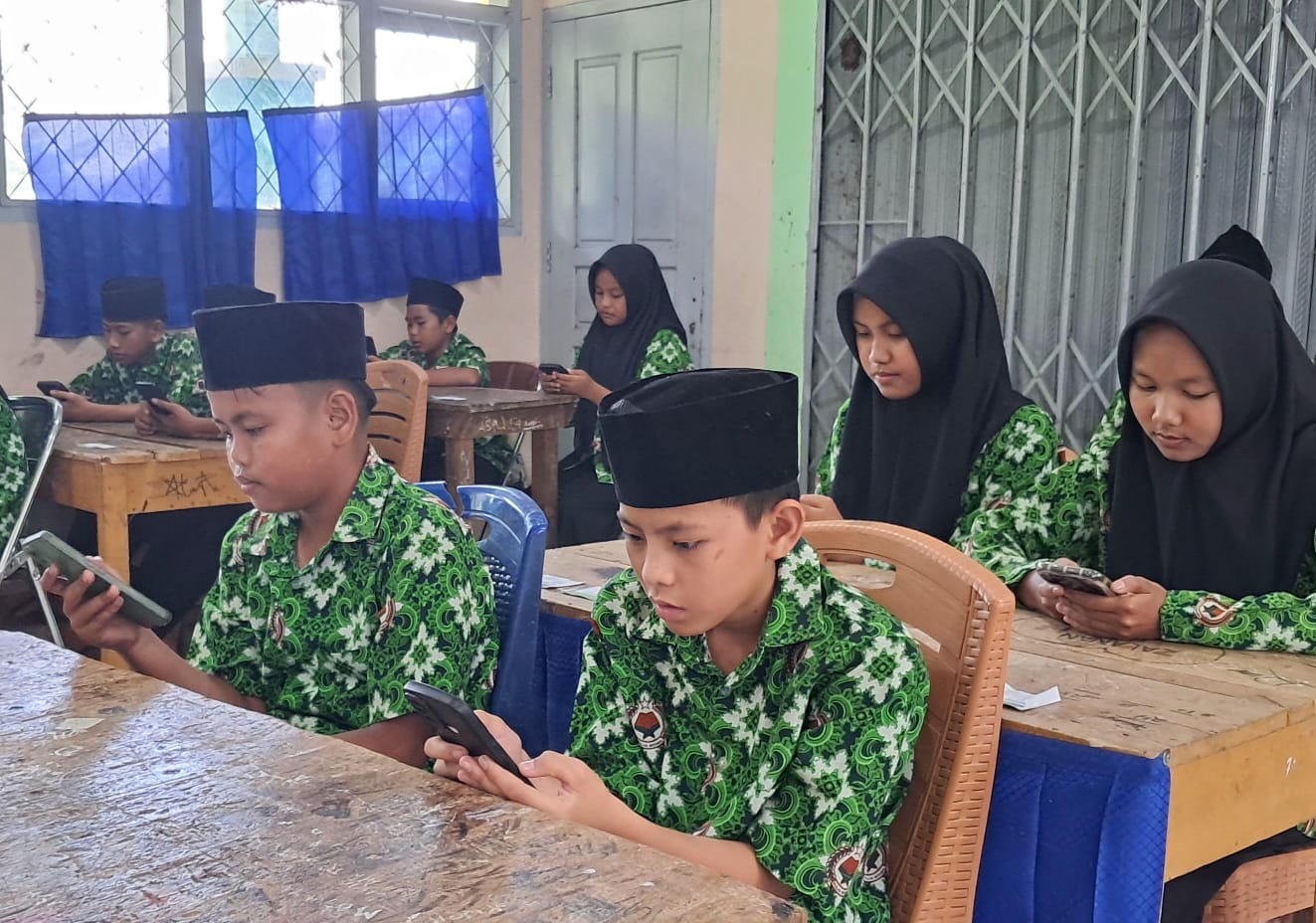 Hari Pertama Pelaksanaan Asesmen Sumatif Berbasis Android di MTsN 7 Bungo Berjalan Lancar dan Tertib