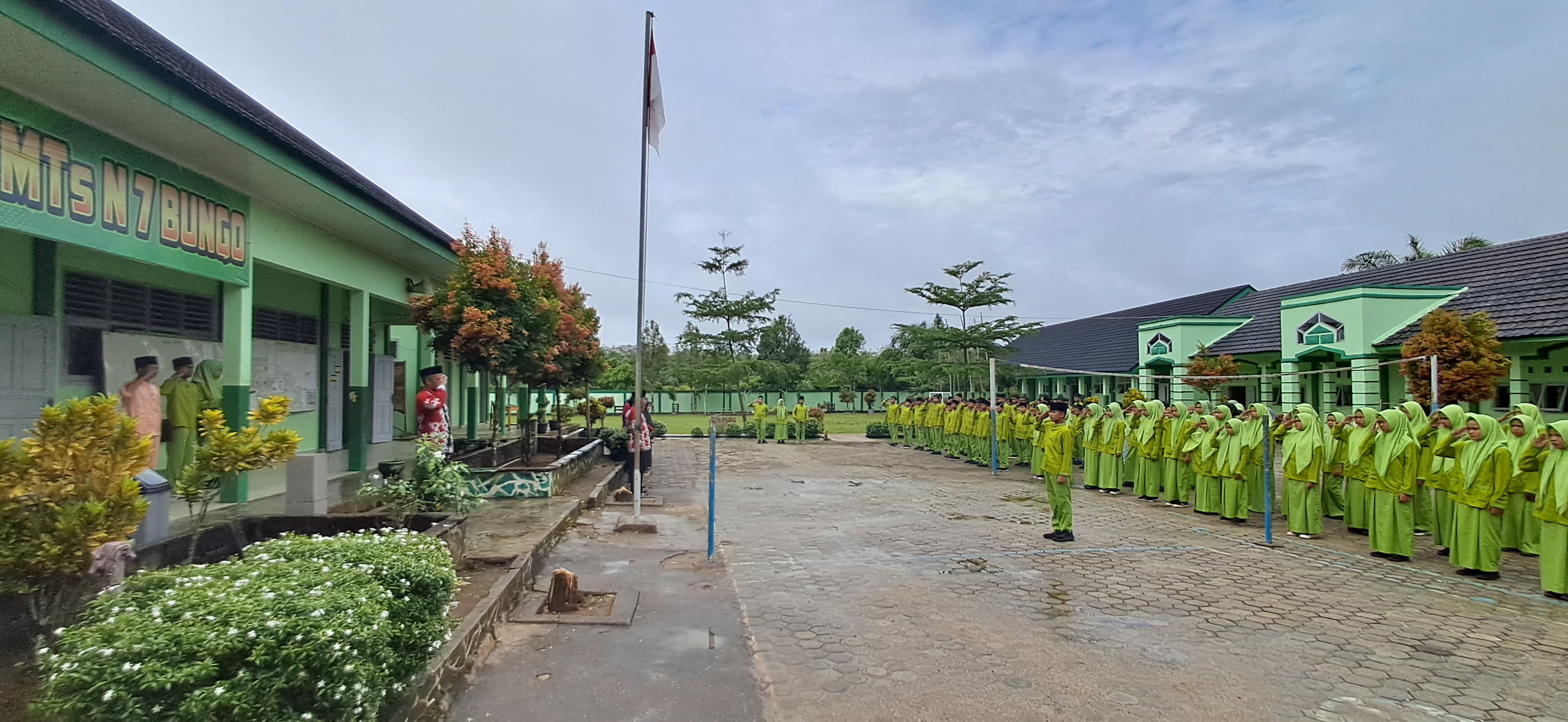 Upacara Hardiknas 2025 di MTs Negeri 7 Bungo Berlangsung Khidmat dan Penuh Semangat