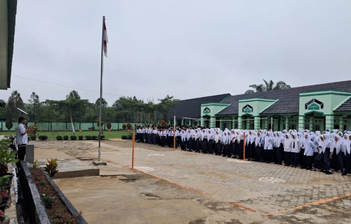 Kepala MTsN 7 Bungo Kembali Pimpin Apel Usai Berakhirnya ASAS Ganjil TP 2025/2026