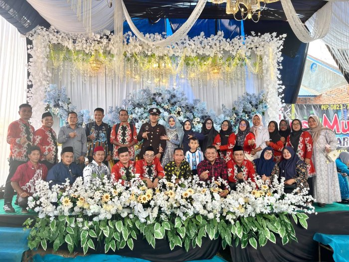 Keluarga Besar MTsN 7 Bungo Hadiri Acara Unduh Mantu Putra Guru Madrasah Keluarga Besar MTsN 7 Bungo Hadiri Acara Unduh Mantu Putra Guru Madrasah