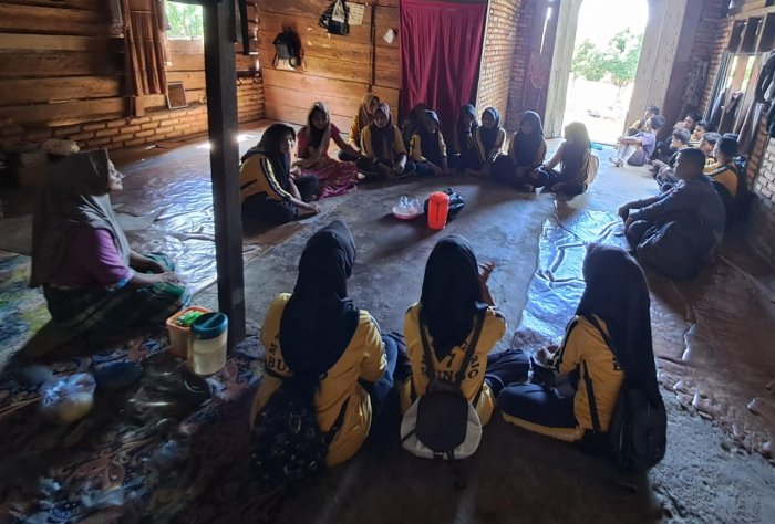 Siswa MTsN 7 Bungo Tunjukkan Kepedulian, Kelas IX D Jenguk Teman yang Sedang Sakit