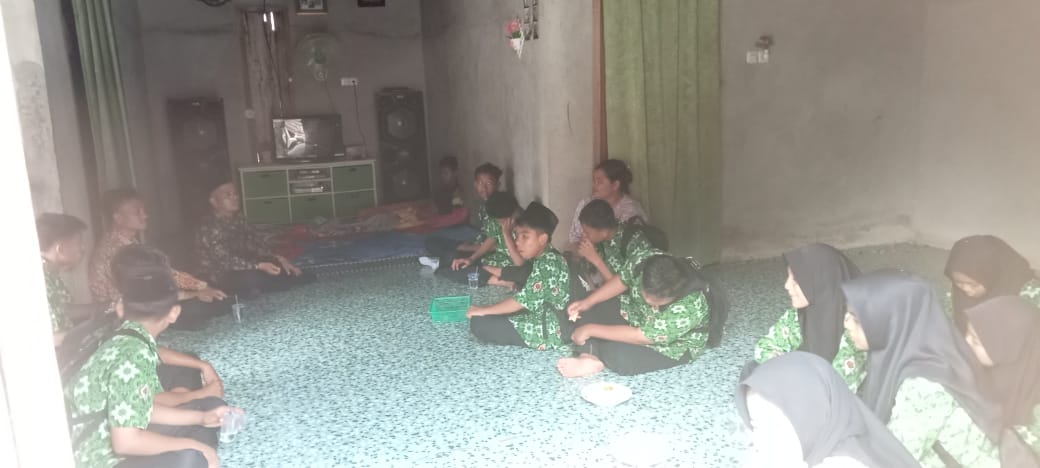 Tunjukkan Kepedulian, Siswa MTs Negeri 7 Bungo Kunjungi Teman yang Sakit