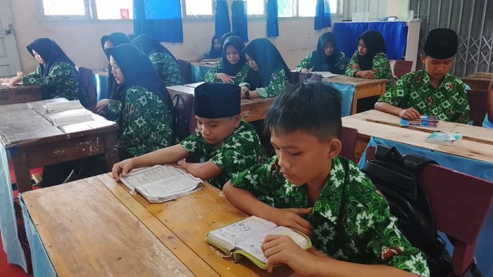 Rutinitas Literasi Al-Quran Warnai Awal Hari di MTsN 7 Bungo Rutinitas Literasi Al-Quran Warnai Awal Hari di MTsN 7 Bungo