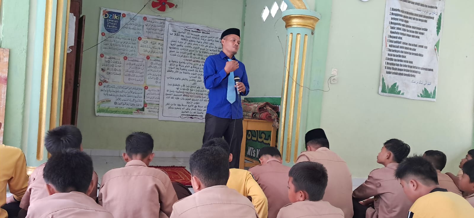 Pelaksanaan Salat Dzuhur Berjamaah dan Kultum Tingkatkan Spirit Keagamaan di MTsN 7 Bungo