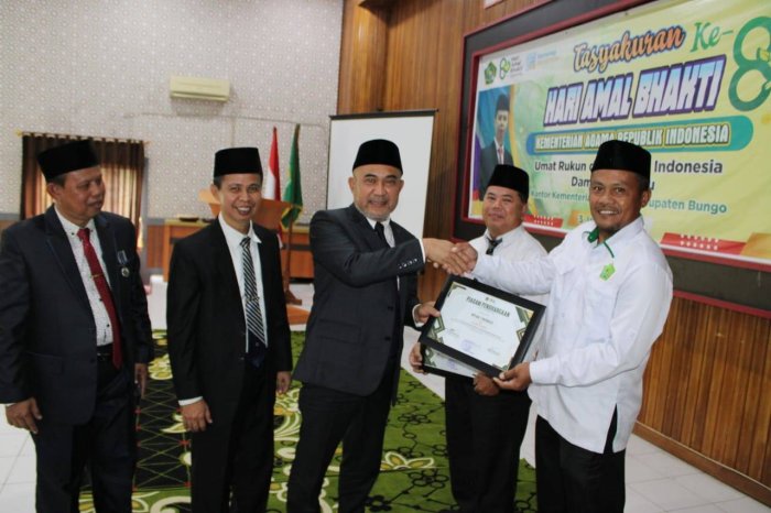 Kepala MTsN 7 Bungo Terima Piagam Penghargaan Pemenang Video Eco-Teologi (Kemenag Asri)