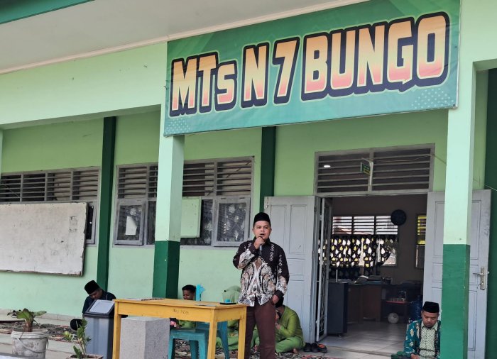 Guru Pembina Keagamaan MTSN 7 Bungo, Bapak Subhan, S.Pd.I Sampaikan Kajian Tentang Pentingnya Istiqamah dalam Beribadah