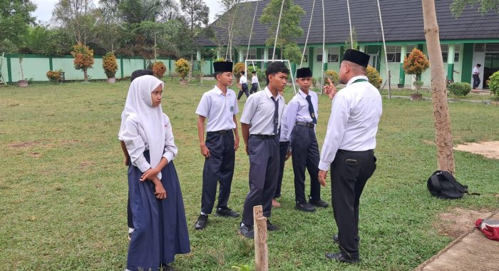 Guru BK MTsN 7 Bungo Berperan Aktif Tanamkan Disiplin dan Tanggung Jawab Siswa