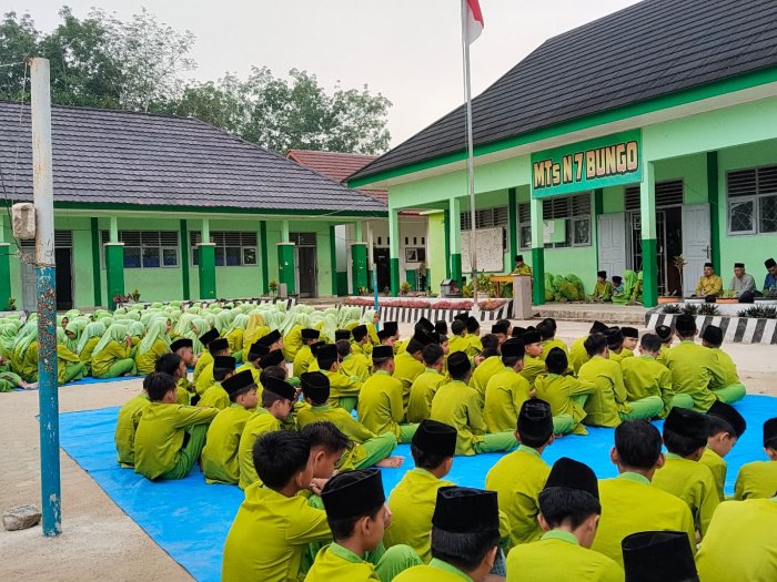 Khidmat dan Penuh Berkah, MTsN 7 Bungo Laksanakan Yasinan Bersama di Jumat Pagi