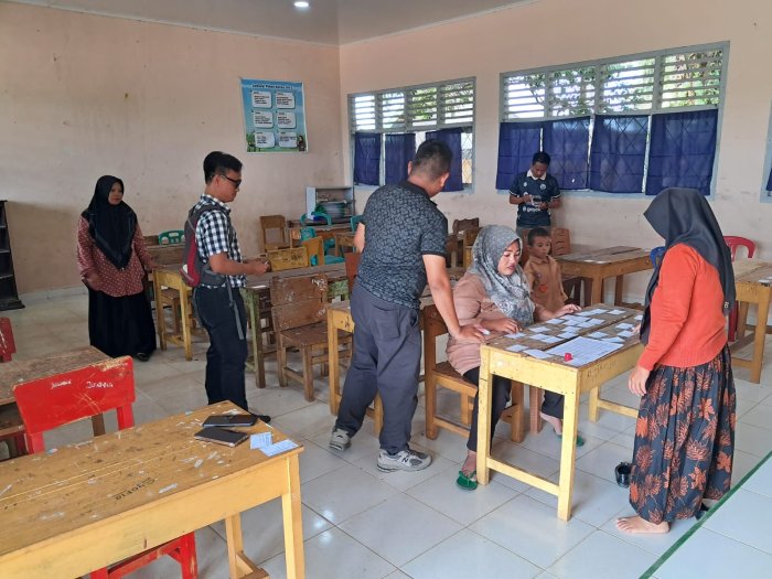 Mantapkan Persiapan ASAS Ganjil T.P. 2025/2026, Panitia Pasang Kartu Peserta di MTsN 7 Bungo