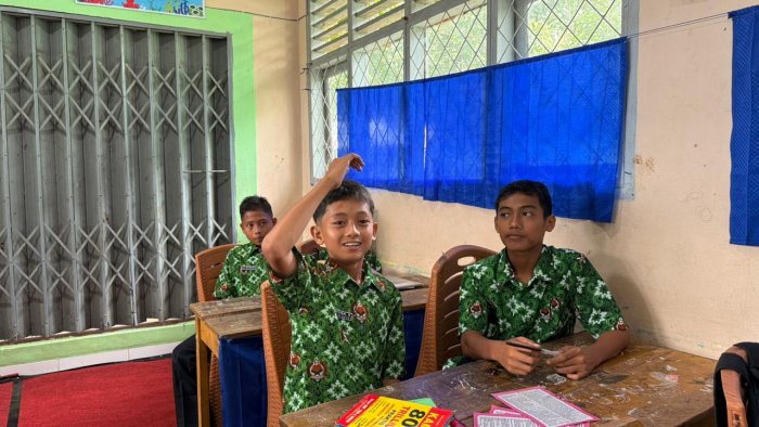 Pembelajaran Bahasa Inggris Semakin Seru dengan Wheel of Names di MTsN 7 Bungo