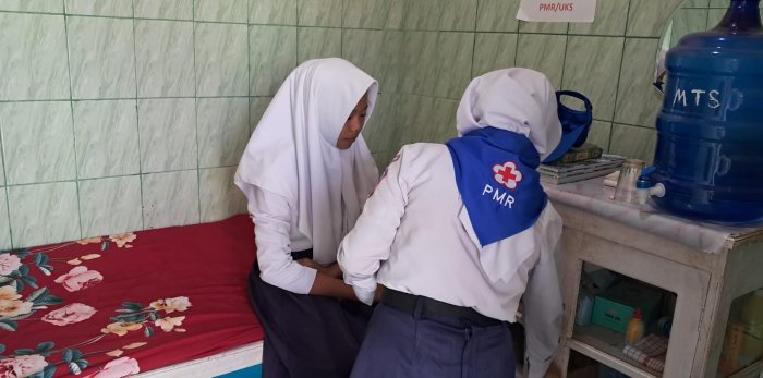 PMR MTsN 7 Bungo Tunjukkan Kesigapan, Tangani Siswa Lemas Saat KBM Berlangsung