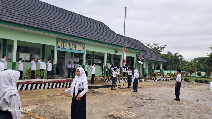 Upacara Bendera MTsN 7 Bungo, Kepala Madrasah Tekankan Pengembangan Potensi Diri dan Prestasi Peserta Didik