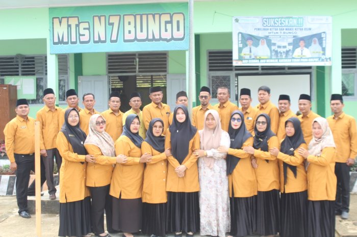 Haru dan Penuh Kenangan, MTsN 7 Bungo Gelar Perpisahan untuk Ibu Lisa Putri, S.Pd Haru dan Penuh Kenangan, MTsN 7 Bungo Gelar Perpisahan untuk Ibu Lisa Putri, S.Pd
