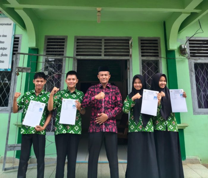 Empat Siswa MTsN 7 Bungo Terima Kartu Peserta Tes Akademik SPMB 2026/2027 di SMAN Titian Teras Jambi