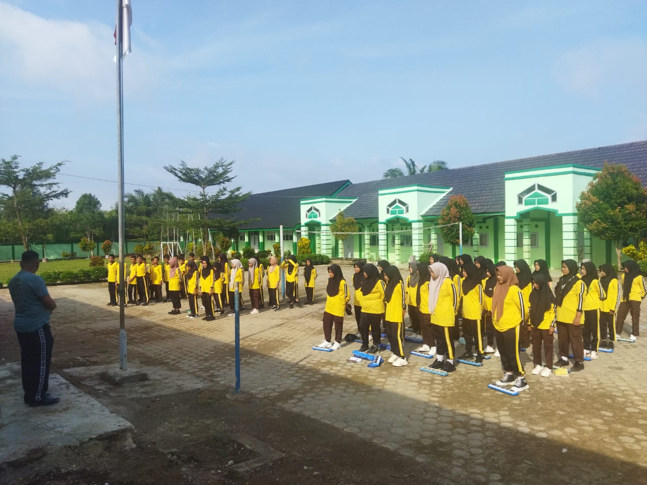 Ekstrakurikuler Marching Band MTsN 7 Bungo Kembali Gelar Latihan Rutin