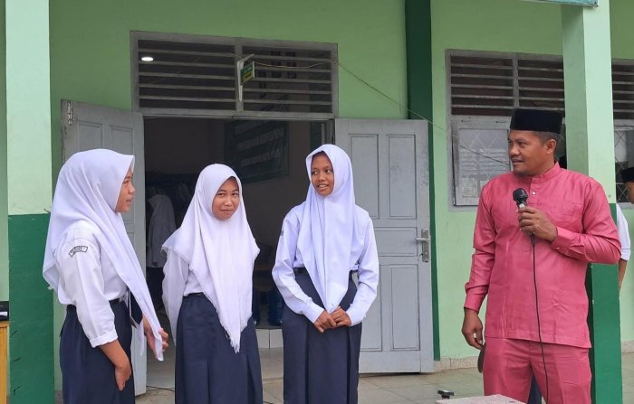 Kepala MTsN 7 Bungo Gelar Kuis Literasi Digital, Dorong Siswa Aktif Ikuti Informasi Madrasah di Media Sosial