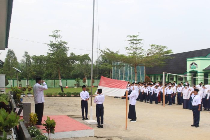 Upacara Perdana Tahun Ajaran 2026/2027, Kepala Madrasah Ajak Murid Perkuat Niat Belajar dan Wujudkan Madrasah Ramah Anak Upacara Perdana Tahun Ajaran 2026/2027, Kepala Madrasah Ajak Murid Perkuat Niat Belajar dan Wujudkan Madrasah Ramah Anak