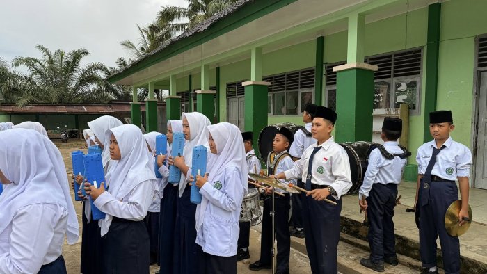 Upacara Hari Senin di MTsN 7 Bungo Semakin Meriah dengan Penampilan Marching Band Bahana Syahdu