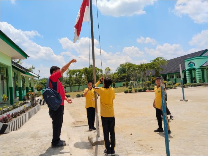 Siswa Kelas VIII A MTsN 7 Bungo Laksanakan Latihan Petugas Upacara