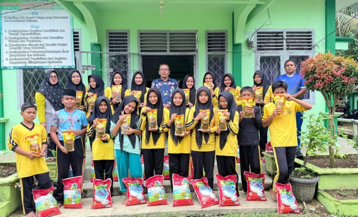 MTsN 7 Bungo Salurkan Zakat Profesi ASN kepada Siswa yang Berhak Menerima