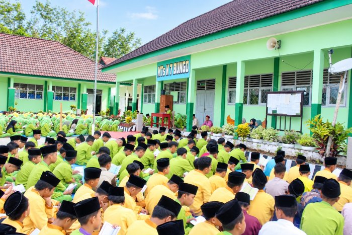Hujan Membawa Kesejukan, Warga MTsN 7 Bungo Kembali Khusyuk Ikuti Yasinan Jumat Pagi