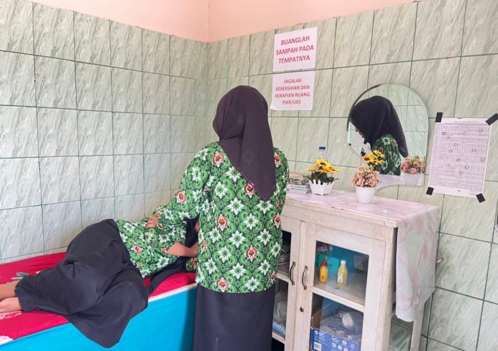Sigap dan Terlatih, Anggota PMR MTsN 7 Bungo Tangani Siswa Sakit di Kelas