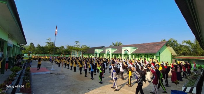 Senam Kebugaran Jasmani Perdana Semester Ganjil Bangun Semangat dan Kebugaran Warga MTsN 7 Bungo Senam Kebugaran Jasmani Perdana Semester Ganjil Bangun Semangat dan Kebugaran Warga MTsN 7 Bungo