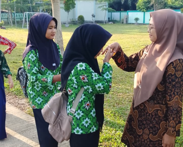 Guru Piket MTsN 7 Bungo Sambut Siswa dengan Senyum, Sapa, dan Salam Pagi