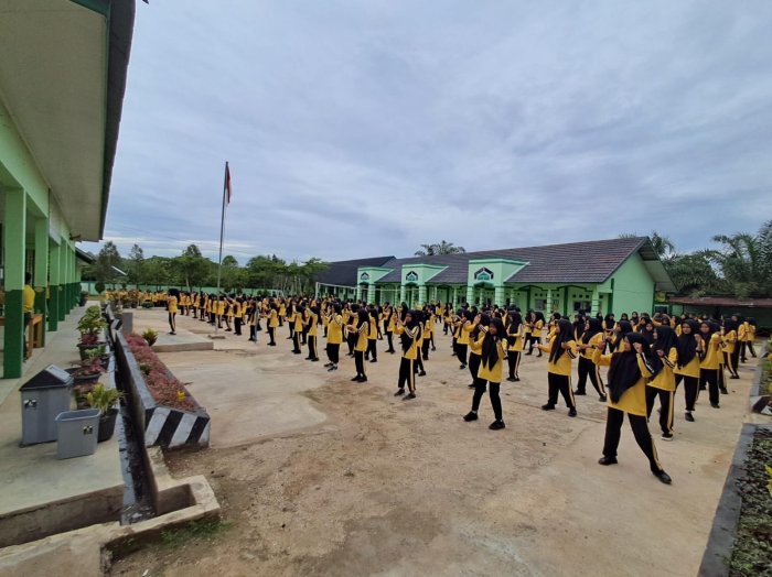 Gerak Sehat di Kamis Pagi: MTsN 7 Bungo Gelar SKJ untuk Jaga Kebugaran dan Pererat Kebersamaan