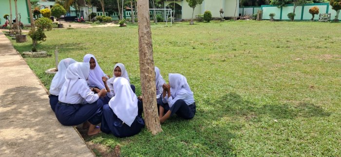 Kerindangan Pohon di MTsN 7 Bungo Jadi Tempat Favorit Siswa Bersantai dan Berdiskusi