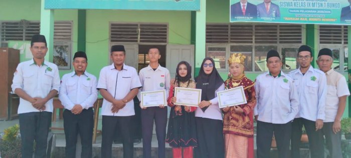 Kepala MTsN 7 Bungo Umumkan Siswa Peraih Nilai Tertinggi Ujian Madrasah Berbasis Android