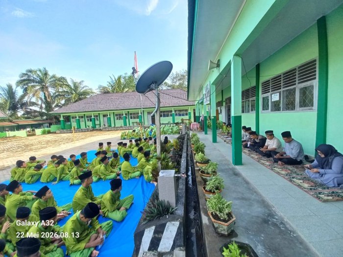 Jumat Penuh Berkah, Siswa Kelas VII C Sukses Pimpin Yasinan Bersama di MTsN 7 Bungo Jumat Penuh Berkah, Siswa Kelas VII C Sukses Pimpin Yasinan Bersama di MTsN 7 Bungo