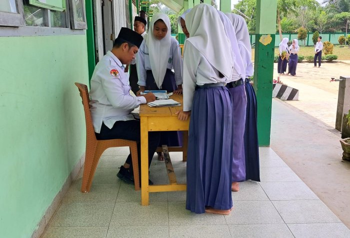 Wali Kelas MTsN 7 Bungo Lakukan Pengecekan Agenda Salat Harian Siswa, Wujud Pembinaan Disiplin Ibadah