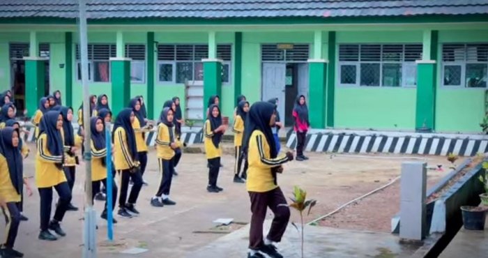 Senam Kebugaran Jasmani Warnai Kegiatan Kamis Pagi di MTsN 7 Bungo