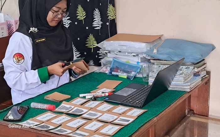 Kreatif di Waktu Luang, Miss Cinta Rancang Picture Cards untuk Pembelajaran Bahasa Inggris dengan Metode Memory Pairs