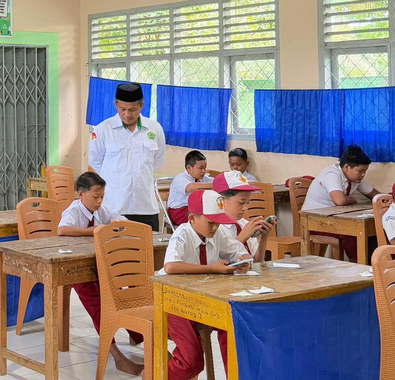 Kepala MTsN 7 Bungo Turut Memantau Pelaksanaan Seleksi PPDB 2025/2026 Berbasis Android