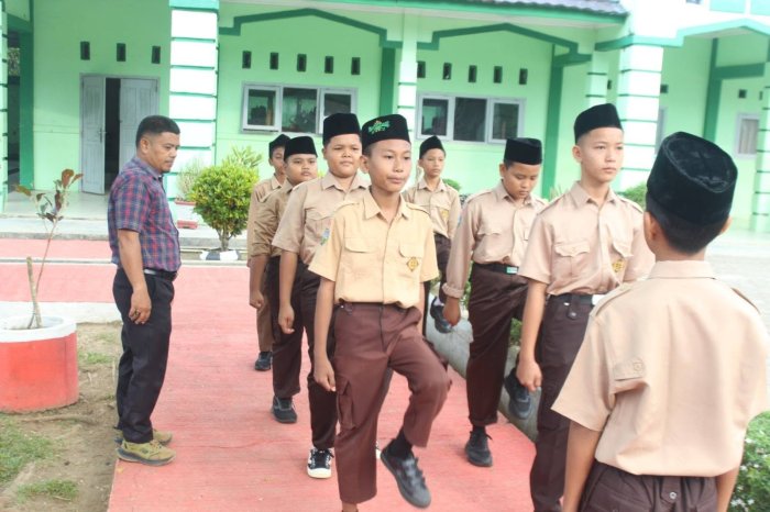Bimbingan Baris Berbaris, MTsN 7 Bungo Tanamkan Disiplin dan Kekompakan Peserta Didik Bimbingan Baris Berbaris, MTsN 7 Bungo Tanamkan Disiplin dan Kekompakan Peserta Didik