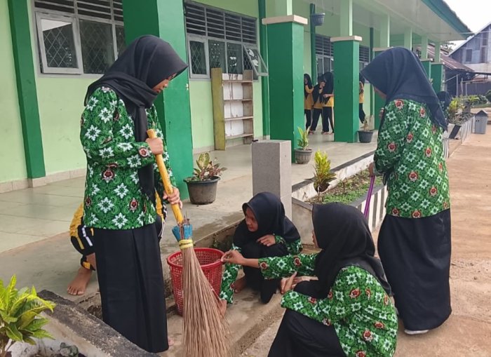 Semangat Kebersamaan Warnai MTsN 7 Bungo: Siswa Bersatu Jaga Kebersihan dan Cinta Lingkungan