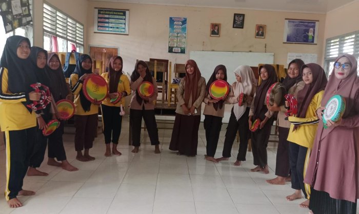 Siswi MTsN 7 Bungo Gelar Latihan Rebana, Semarakkan Shalawat Nabi