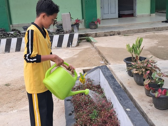 MTsN 7 Bungo Tunjukkan Kepedulian Lingkungan Melalui Gerakan Bersih Pagi