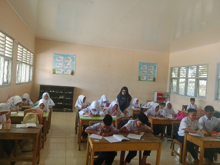 Guru Piket MTsN 7 Bungo Tunjukkan Komitmen dalam Menjaga Kelancaran KBM